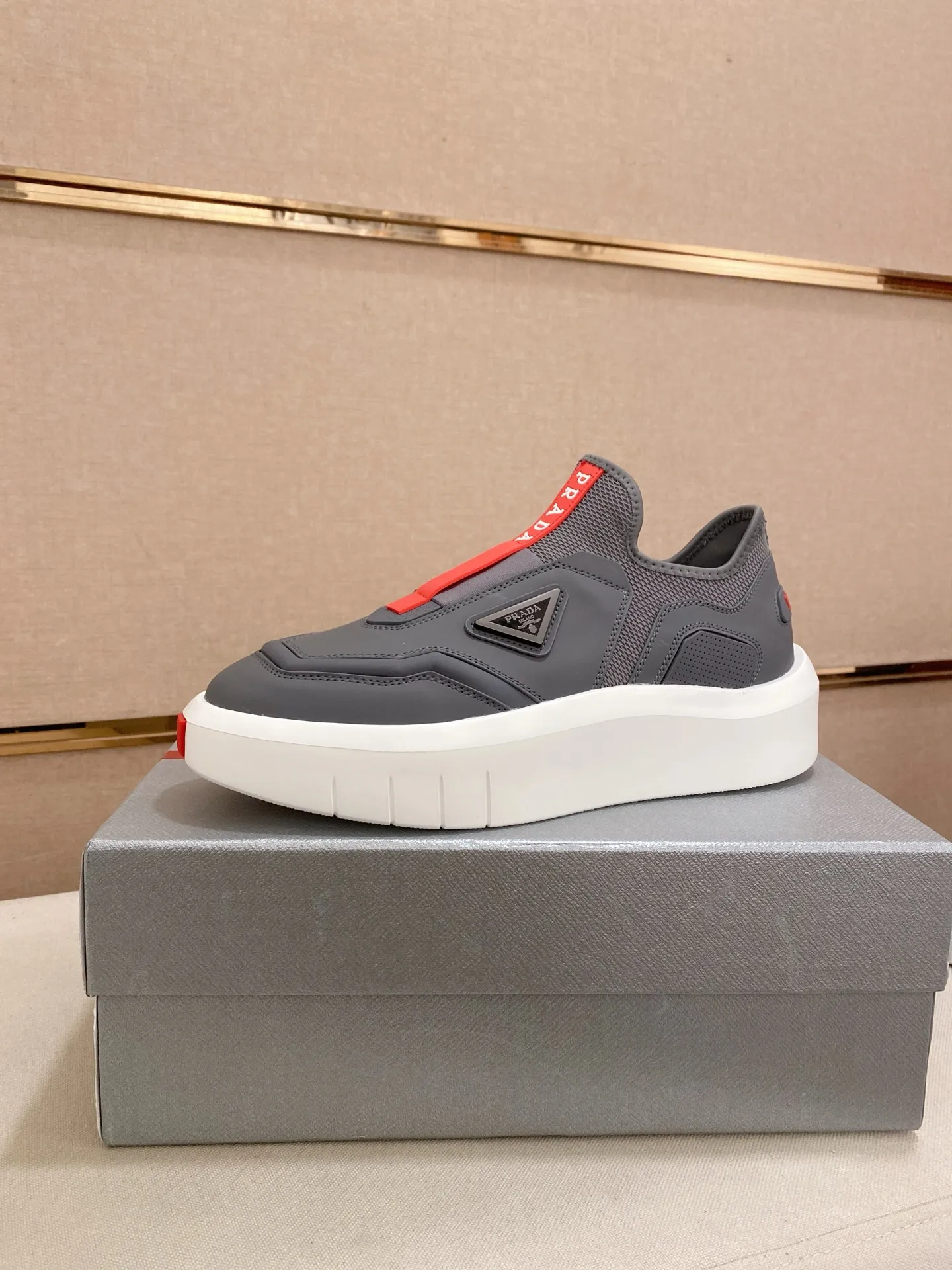 Men's shoes 💰 620💰 ✔️✔️✔️High-quality new PRADA counters are launched simultaneously, new men's shoes, 😘fabrics are selected from breathable fly-knit fabrics. Lining: Imported cowhide leather lining. 👍🏿High-end☄️Open-molded non-slip rubber outsole, exquisite lines, simple and elegant, comfortable and high-end for leisure travel. Code number: 38 to 45